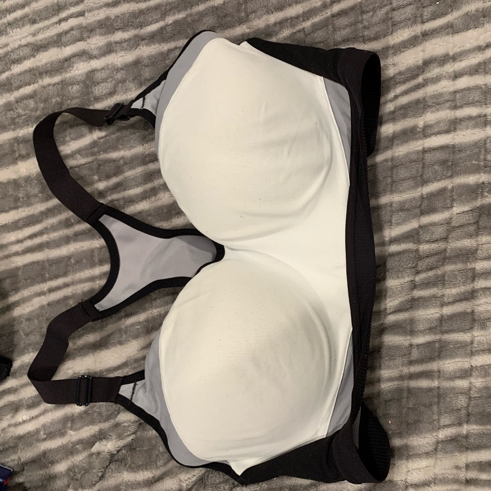 VS Sports bra never worn but wrinkled. Underwire